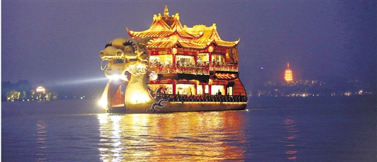 5月2日，西湖游船夜游在烟雨夜色中再次开启。 本报记者 魏志阳 摄