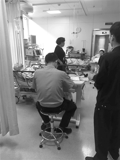 两名伤者躺在浙医二院急诊复苏室