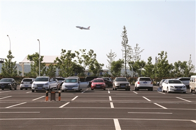 机场北区远程停车场，收费30—50元/天，昨天下午仍有不少空位。 