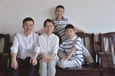 蒋峻（左一）和钱菊萍都在医院工作，平时比较忙。小儿子蒋宇轩，读小学三年级。哥哥钱宇恩，13岁，上初中，成绩挺好。 