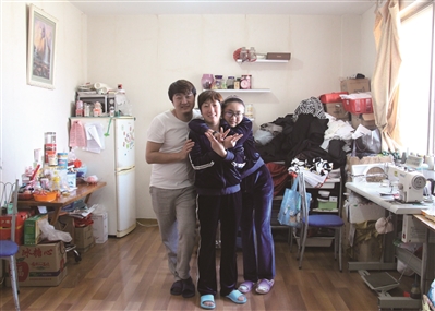 郑胜荣（左）来自金华，国家级高级美容师，他的胖子理发店已经在小区里开了13年。妻子赵丽华，安徽池州人，喜欢自己做衣服，女儿正在上初中。 