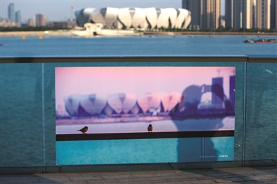 钱江新城城市阳台展区，展览作品和钱塘江风景相互交融。 