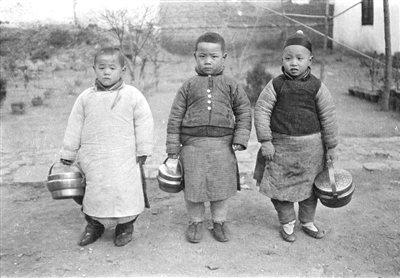 1918年冬，杭州，三个男孩各自手提装着炭火的小铜炉去上学。 西德尼·D·甘博 作品   