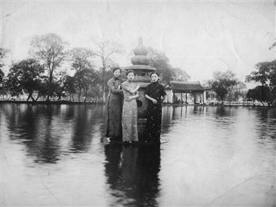 1920-1930年，站在西湖三潭印月上的三个旗袍美女。 激活斋 供图
