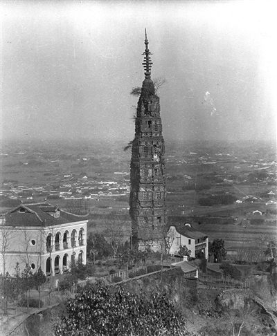 1918年，保俶塔和身后的杭州城。 西德尼·D·甘博 作品