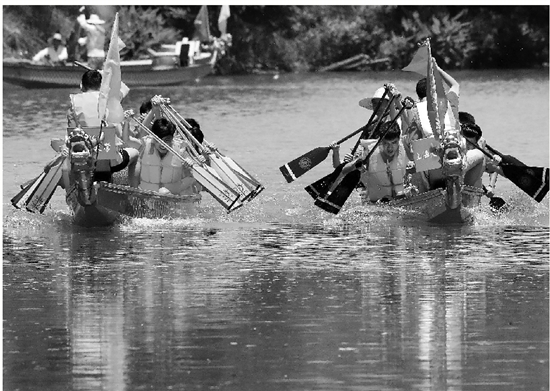 名校精英划龙舟也是一把好手。 名校精英划龙舟也是一把好手。