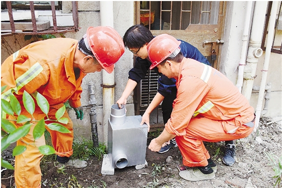 施工人员正在中东河沿线老旧小区安装雨污分流装置。 温艺华　摄