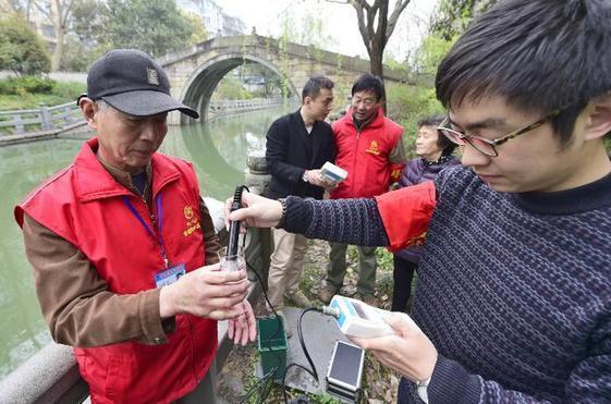 杭州七旬老人 每天带着“秘密武器”在河边干这事！