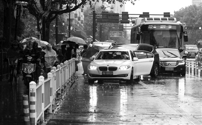 昨天下午庆春路上，一辆白色轿车为了把病人放在浙大一院门口，实线变道又违章停车。