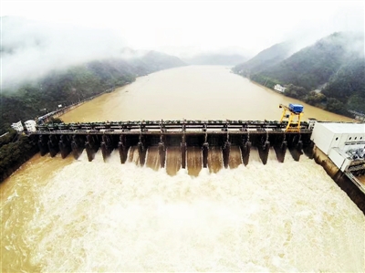 昨天，富春江水库开闸泄洪，坝下水位12.43米，为今年入汛以来最高水位。