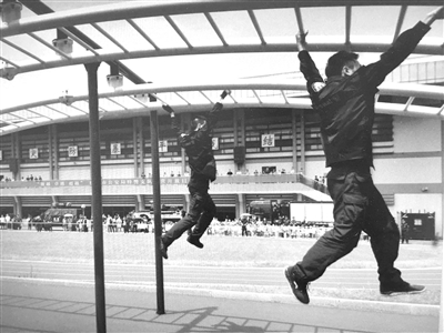 杭州特警昨天开展警营开放日活动