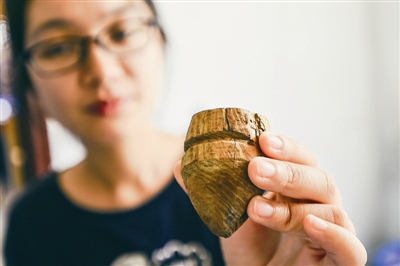 这颗5000年前的木陀螺，挖掘到时保存得非常完好。