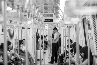杭州地铁2号线西北段开通首日，晚高峰时，车厢内不算拥挤，井然有序。记者 许康平 摄