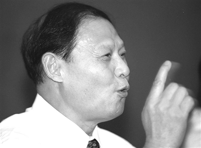 2002年，冯根生与鲁冠球、宗庆后首获杭州市政府重奖，各获300万元奖金。 本报资料照片 记者 傅拥军 摄