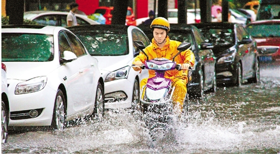 7月4日傍晚，杭州突降暴雨，导致城北部分道路出现积水。 拍友 柱子 摄