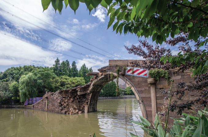 上塘河上247年的欢喜永宁桥为什么塌了一大块？