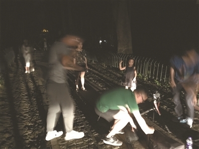 7月16日晚上，几位摄影师慕名来到云栖竹径拍摄萤火虫。