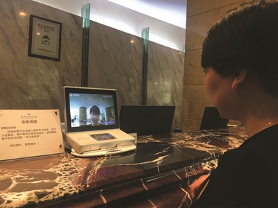 杭州星都宾馆里，一位旅客正在办理刷脸入住。摄影 王潇潇