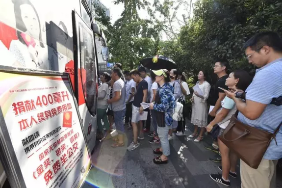 天热心更热！杭州一商铺爆炸后 2000多人冒40℃高温做了一件事……