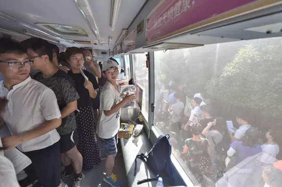 天热心更热！杭州一商铺爆炸后 2000多人冒40℃高温做了一件事……