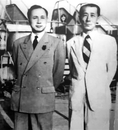 1947年，钱学森（左）回国探亲时与导师王助合影