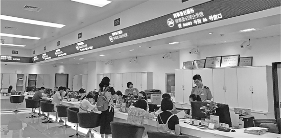 滨江区行政服务中心的办事效率让前来办事的群众感受到了切实的便利。