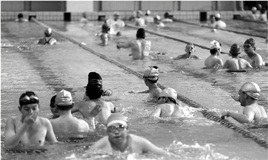 游泳是高温天里的热门运动。本报记者 林云龙 董旭明 摄