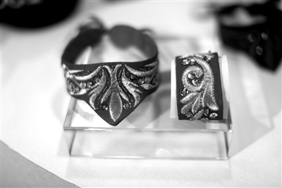 玛利亚手工绣制的项链和手环
