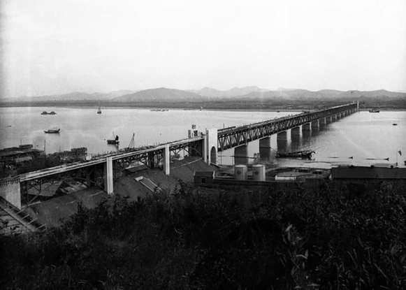 1937年9月26日钱塘江大桥建成通车。