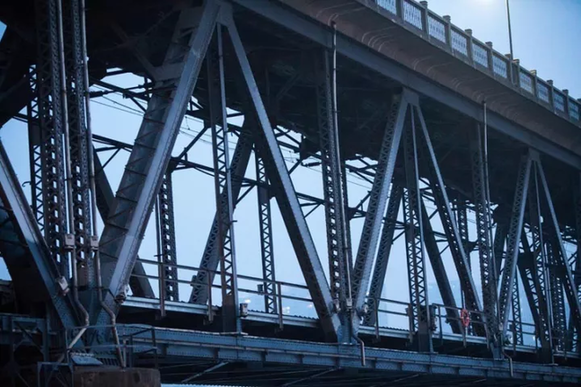 钱塘江大桥正桥的钢梁由英国道门朗公司提供，80年了都没有腐朽，表面的防锈漆和新的一样。