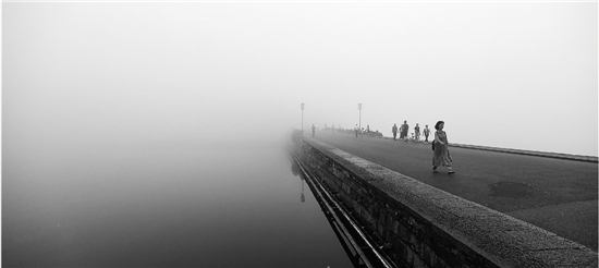 昨日清晨，杭州突遭大雾。雾中的西湖断桥，成了名副其实的“断桥”。里尔 摄