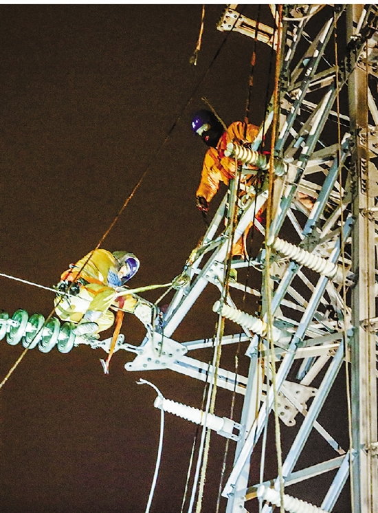 1月6日凌晨，国网宁波市鄞州区供电公司施工人员顺利消除了安全隐患。