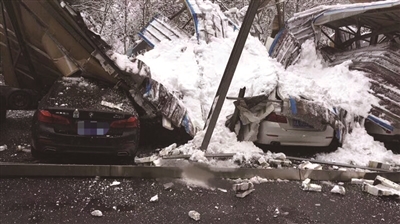 大雪压垮广厦男篮车棚，多辆汽车遭殃。图自记者殷佩琴朋友圈