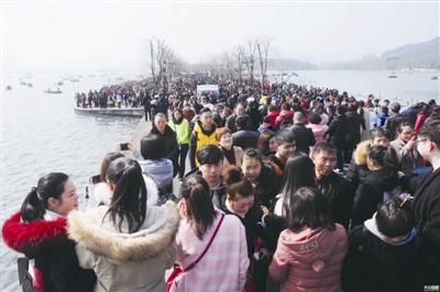 春节期间西湖边游客人山人海