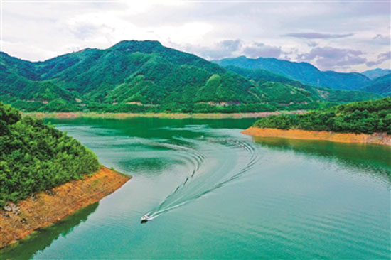 新华社 6月15日,临安区高虹镇水涛庄水库的应急抢险队员乘坐冲锋舟