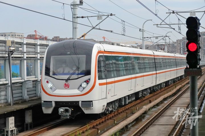 候车时间比原1号线要短,今早地铁9号线初体验!