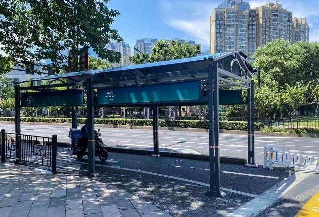 第一批路口遮阳棚今天全部上岗7月底前主城区还要安装200余顶