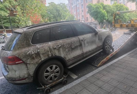 杭州欠费4万多的僵尸车主找到了 他表示车子要的，停车费会交的