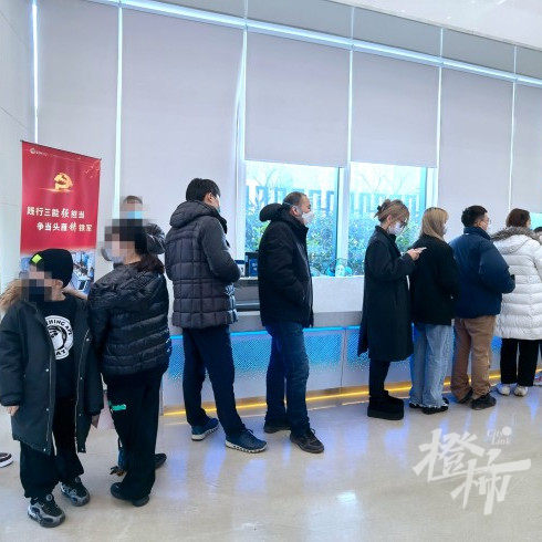 杭州护照办理量猛增，出入境接待大厅挤爆了！多个网点未来两周都已约满，大家也可以去派出所碰碰运气