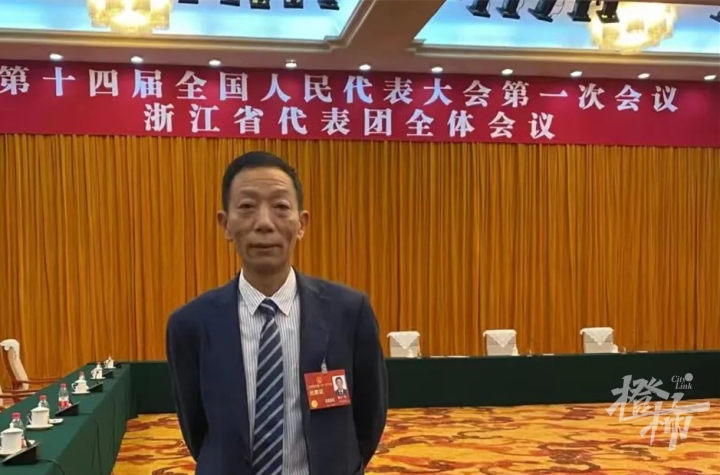 参加全国两会，这位杭州代表为什么带了一背包的茶叶？