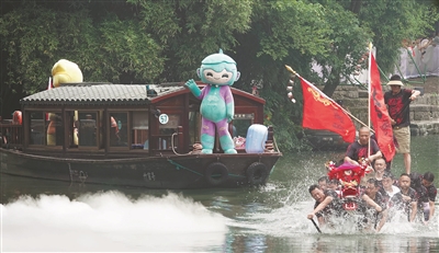 西溪湿地再现龙舟竞渡 杭州亚运会吉祥物与市民游客共度端午