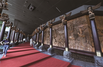 大运河紫檀博物馆今天起向市民开放《漕运图》，百余工匠创作了两年 “紫檀王”，至少3500年才长成