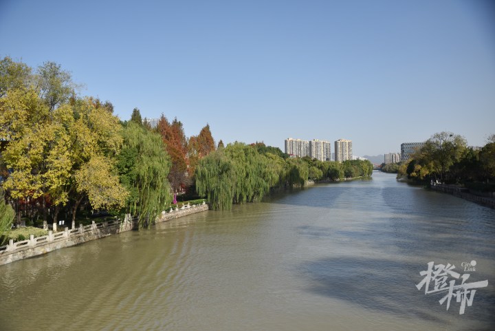“Kaiyun官方网”可以充电的太阳能座椅，这两条河边都有！杭州绿道改造，为何要引入“黑科技”？(图1)