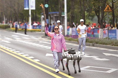 “银河娱乐澳门娱乐网站”智能导盲犬带着杭州视障姑娘传递火炬(图1)