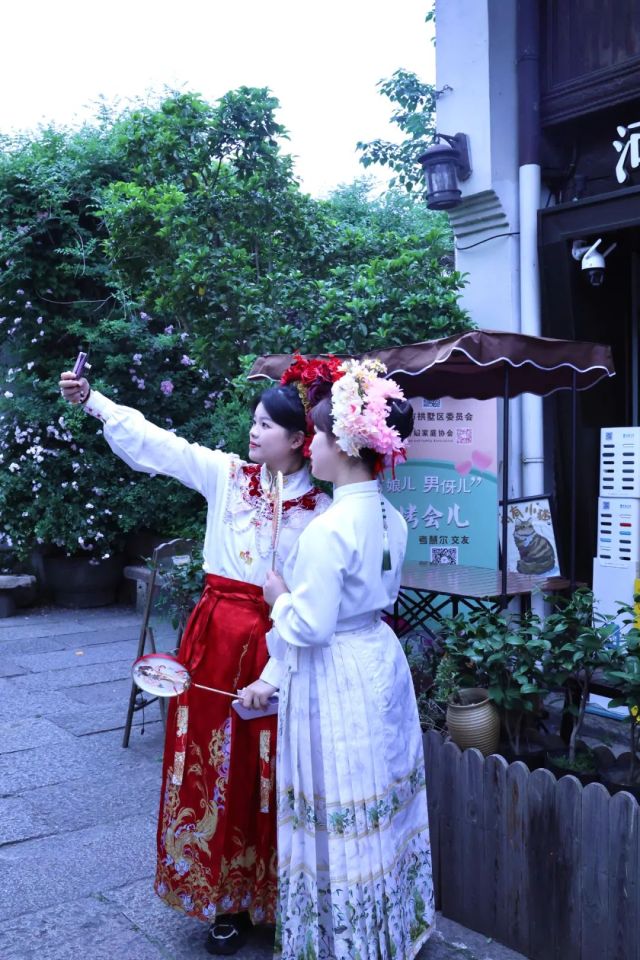 杭州这条巷子年轻姑娘扎堆,老板忙到凌晨!还有人拖着行李箱赶来