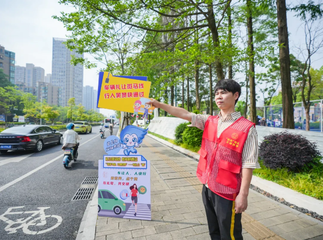 在斑马线前礼让行人已经成为了绝大多数司机的自觉行为