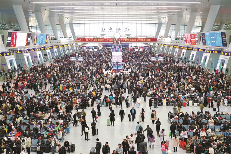 春运期间,杭州东站候车大厅人流如织。 记者 张之冰 摄