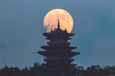 昨天傍晚,中秋节的满月与望宸阁交相辉映。 记者 陈中秋 摄
