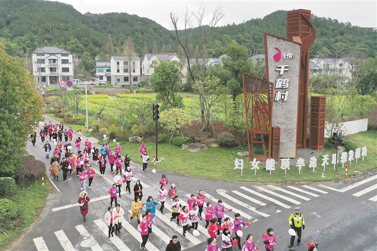 千鹤村。 记者 李忠 摄