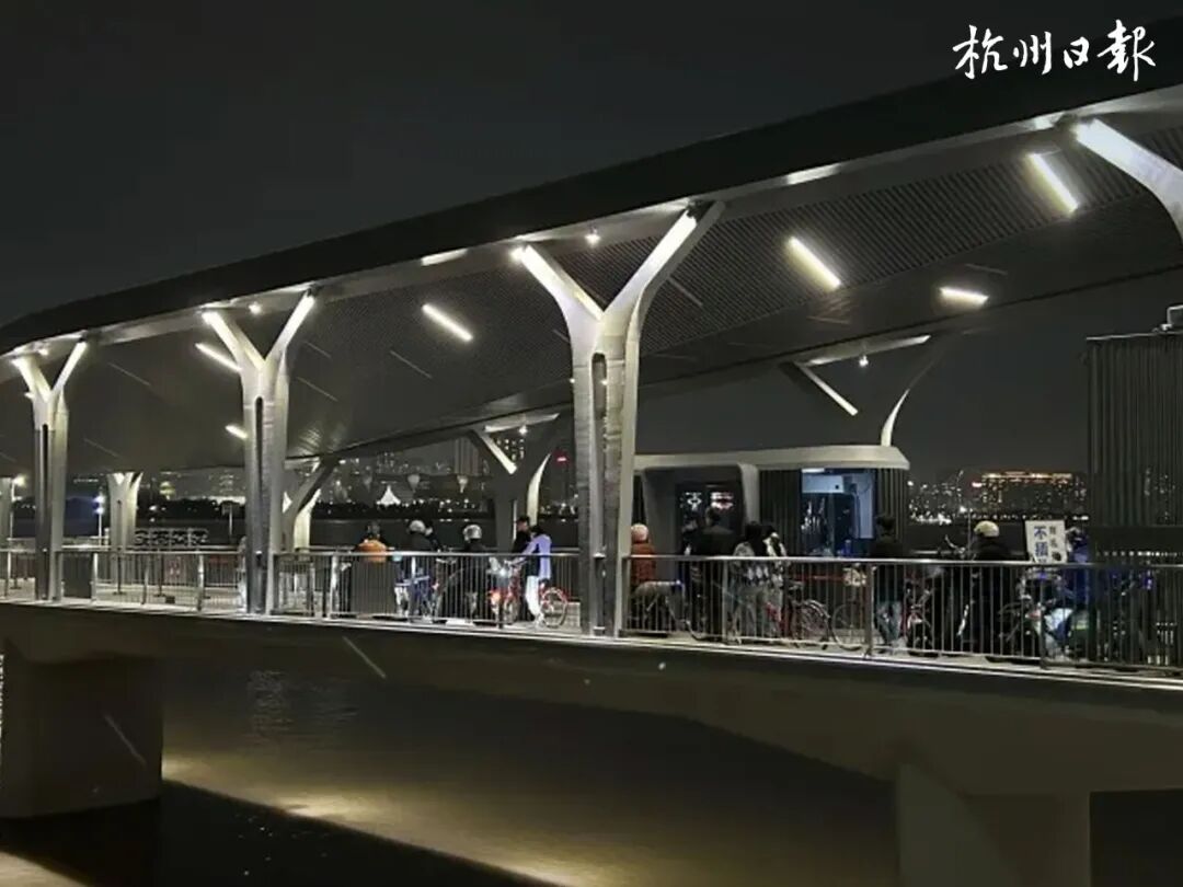 傍晚5点50分,等候许久的市民开始推车上船